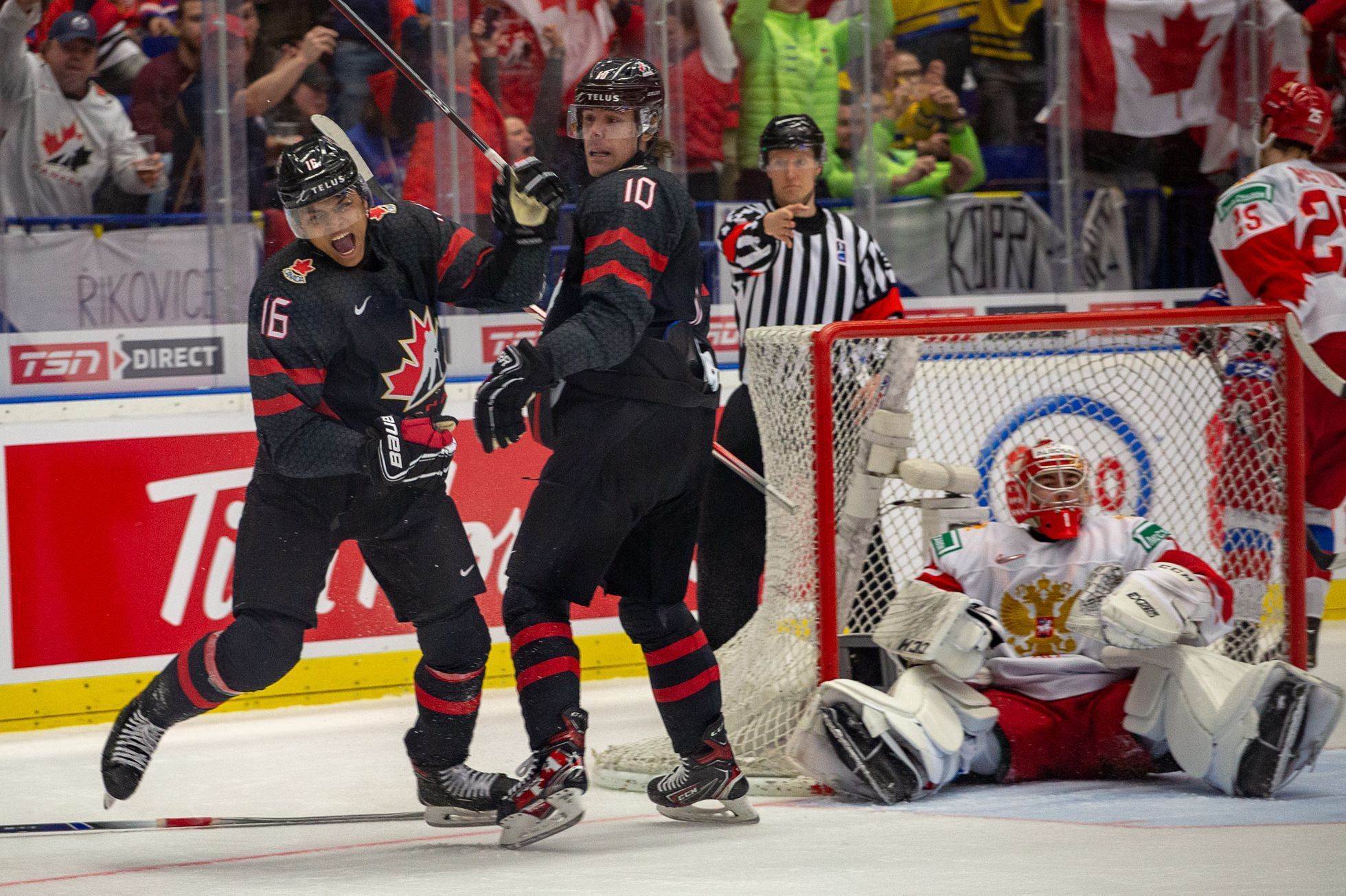Hokejové MS juniorů 2020 v Ostravě, finále Kanada - Rusko: Akil Thomas (16) a Raphael Lavoie (10) slaví vítězný gól