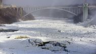 Řeka Niagara vytéká z Erijského jezera a vtéká do jezera Ontario.