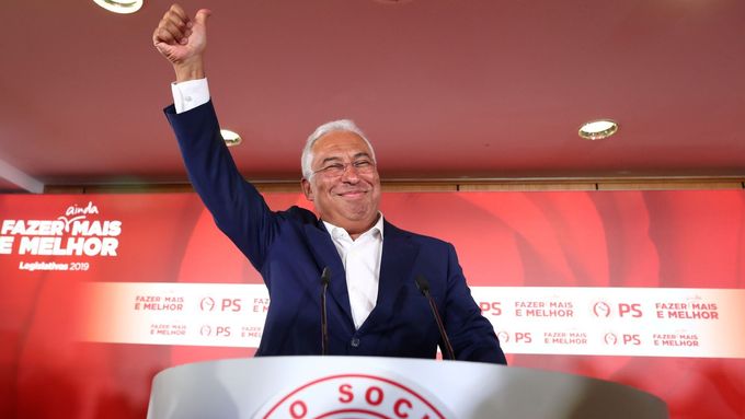 Portugalský premiér António Costa se raduje z volebního vítězství
