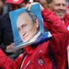 Fanoušek portrétem Vladimira Putina na zápase Srbsko - Švýcarsko na MS 2018