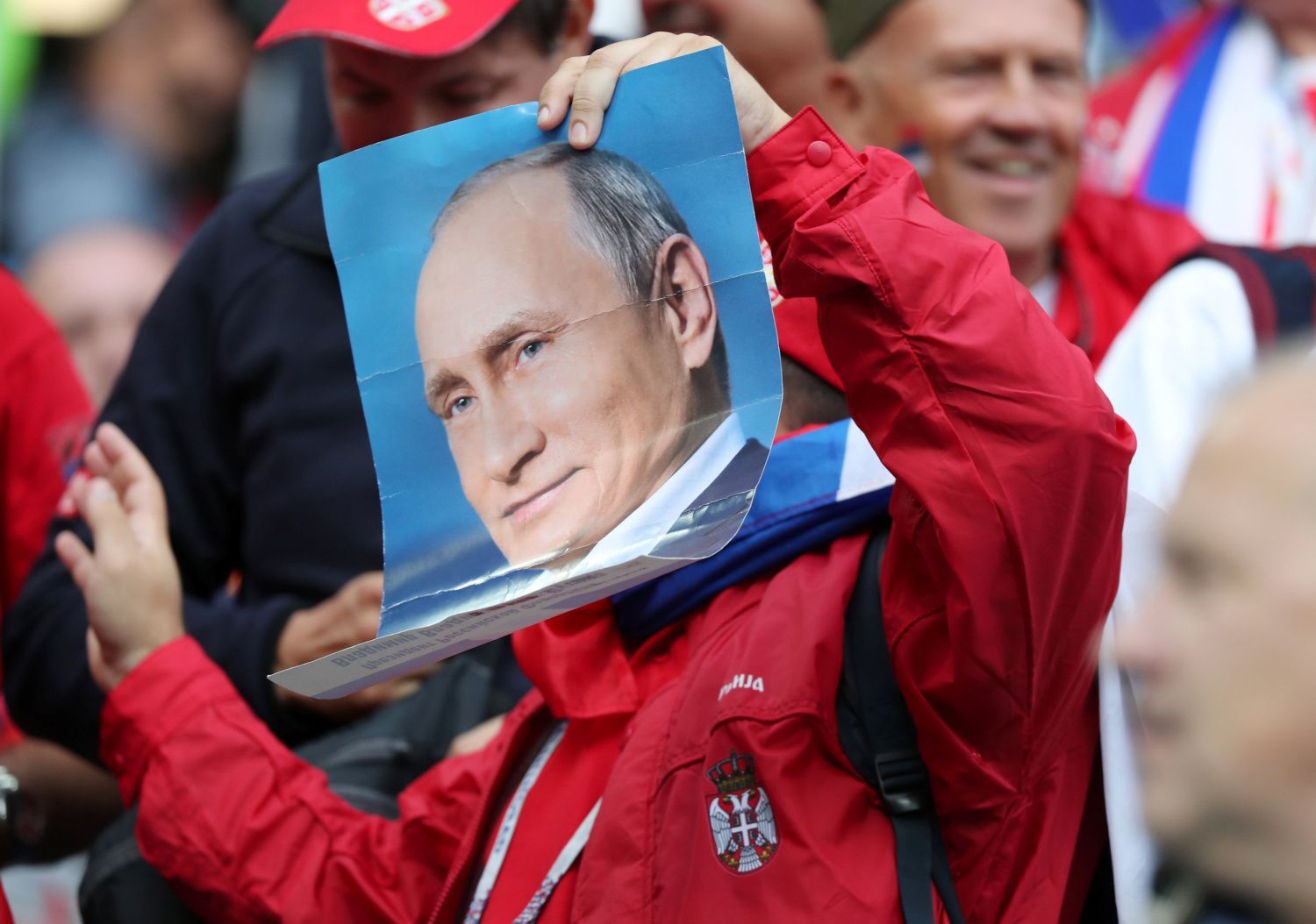 Fanoušek portrétem Vladimira Putina na zápase Srbsko - Švýcarsko na MS 2018