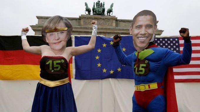 Merkelová a Obama, jak je ironicky vidí klimatičtí aktivisté ze skupiny AVAAZ. Berlín, 25 června.