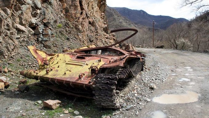 Stopy války 15 let po jejím skončení. Zničený azerbajdžánský tank na severozápadě Karabachu. Viditelných stop po válce ubývá, ale v myslích mají lidé krvavý konflikt stále živý