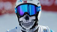 Nor Kjetil Jansrud se snažil soupeře vyděsit strašidelným šátkem přes obličej.