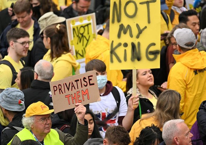 Odpůrci monarchie demonstrují na Trafalgar Square.