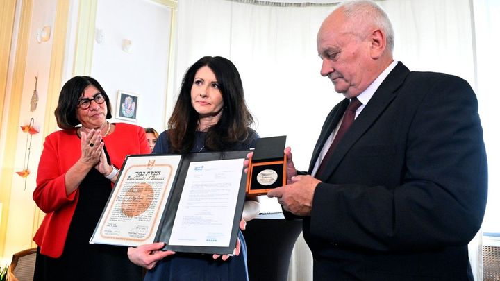 Izraelská vláda posmrtně ocenila tři volyňské Čechy. Za války ukrývali rodinu židů
