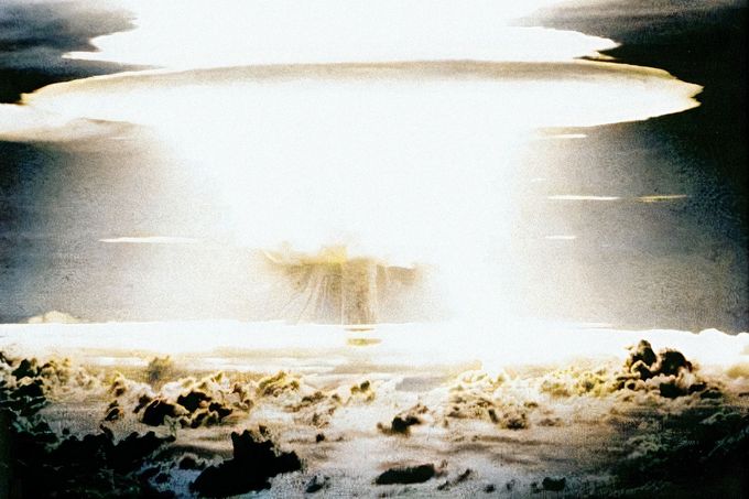 Fotografie výbuchu vodíkové bomby Castle Bravo, atol Bikiny, USA, 1. 3. 1954. Kolorováno