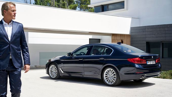 Sedan vyšší střední třídy pro úspěšné muže - tak prezentuje řadu novou řadu 5 BMW.