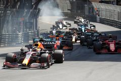 V Monaku triumfoval Verstappen před Sainzem a Norrisem