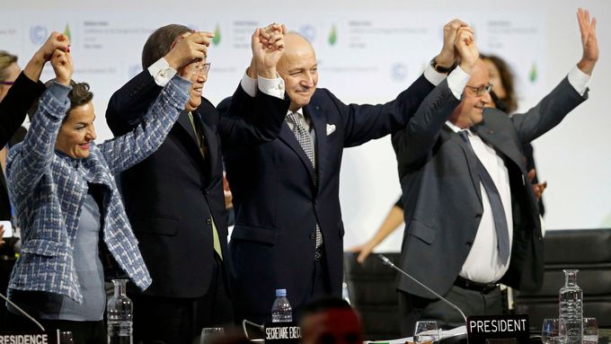 Generální tajemník OSN Pan Ki-mun (druhý zleva), francouzský ministr zahraničí Laurent Fabius a prezident Francois Hollande po schválení dohody na klimatické konferenci.