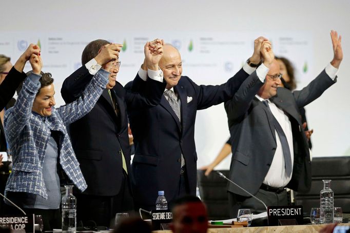 Generální tajemník OSN Pan Ki-mun (druhý zleva), francouzský ministr zahraničí Laurent Fabius a prezident Francois Hollande po schválení dohody na klimatické konferenci.