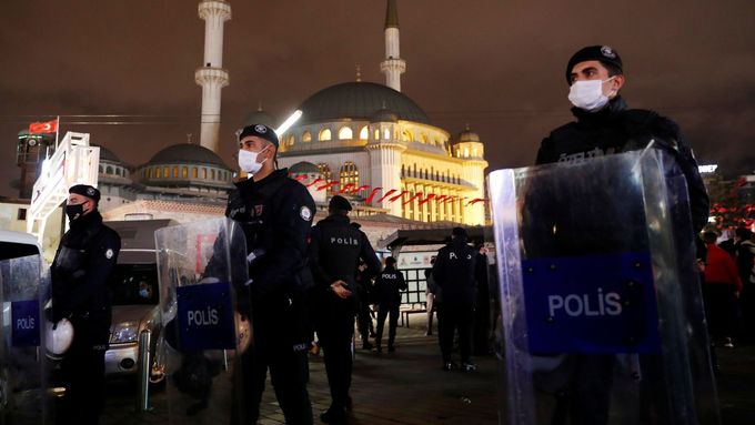 Turečtí policisté zasahují v ulicích Istanbulu (ilustrační foto).