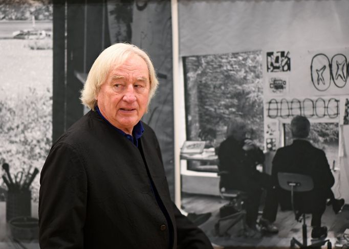 Architekt Steven Holl na výstavě v ostravské Galerii výtvarného umění.