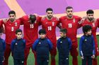 Íránští fotbalisté nezpívali hymnu, podpořili tím protesty. Televize přerušila přenos