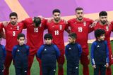 Ale protest se i tak v tomto zápase konal. Zavřená ústa íránských fotbalistů během hymny symbolizovala podporu protivládních protestů, které touto zemí otřásají.