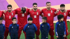 Zavřená ústa íránských fotbalistů během hymny.