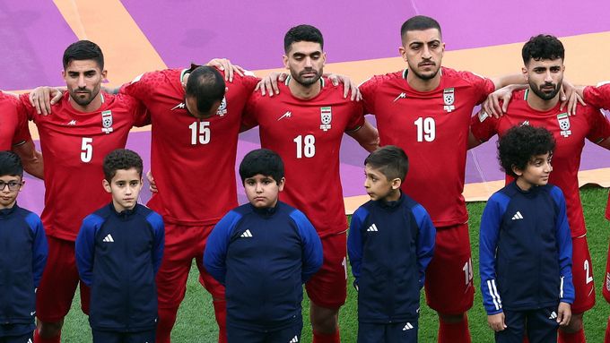 Zavřená ústa íránských fotbalistů během hymny.