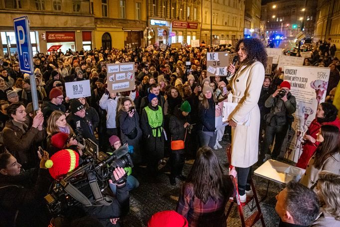 Demonstrace za spravedlnost pro oběti sexuálního násilí před Ministerstvem spravedlnosti.