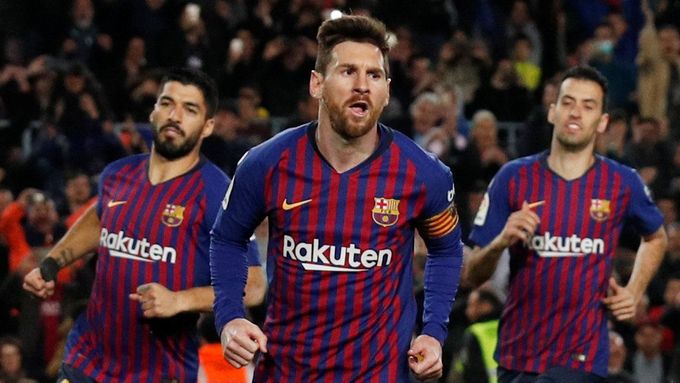 Lionel Messi slaví gól z nafilmované penalty, kterým Barcelona otočila ve španělské lize zápas s Vallecanem