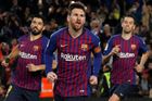 Barceloně pomohla nafilmovaná penalta, Manchesteru City bleskový hattrick Sterlinga