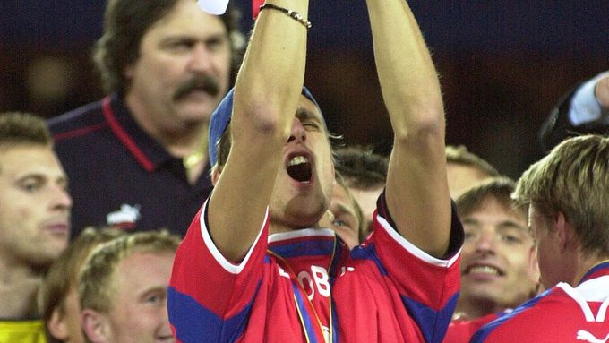 Václav Drobný jako kapitán zvedl nad hlavu trofej pro vítěze ME do 21 let v roce 2002. Podívejte se na další momentky z jeho předčasně ukončené kariéry.