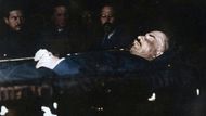 Leninova mrtvola s čestnou stráží. Tělo dodnes leží v mauzoleu na Rudém náměstí.
