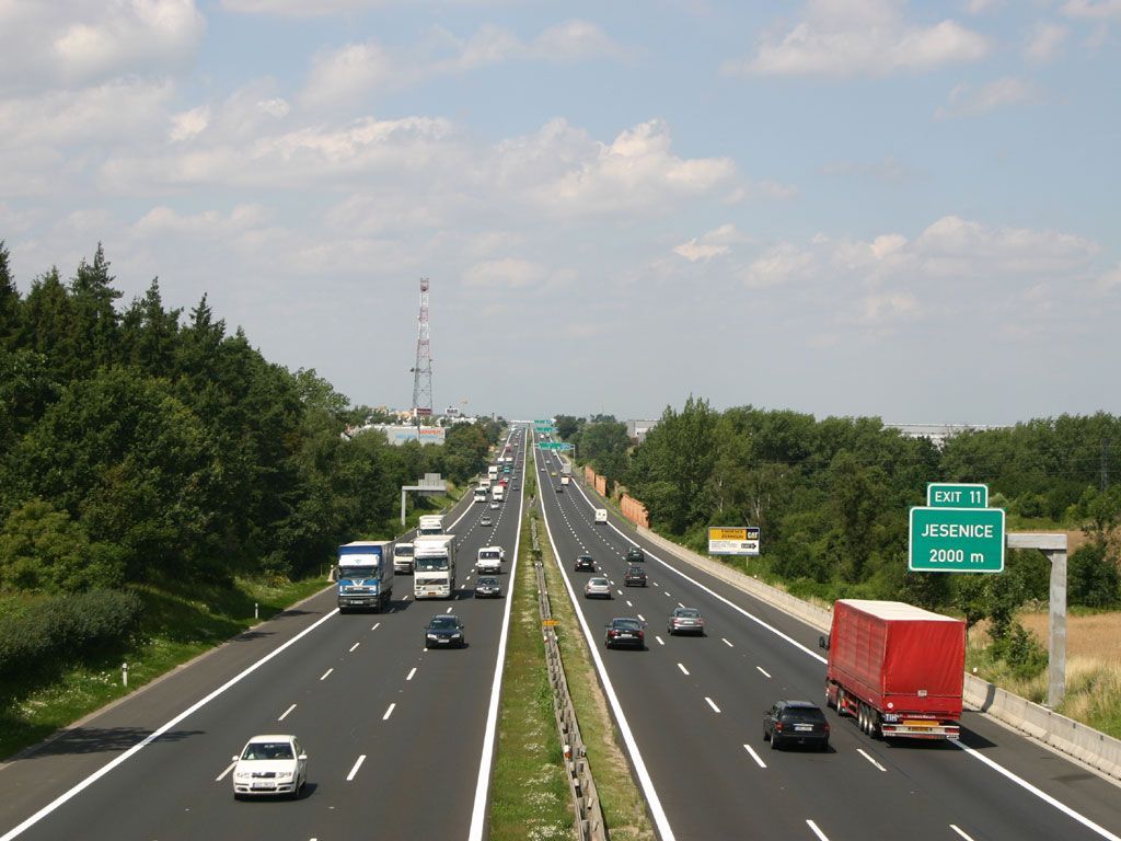 Šest pruhů dálnice D1 u Prahy