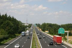 Dálnici na Brno zablokoval převrácený kamion s prasaty