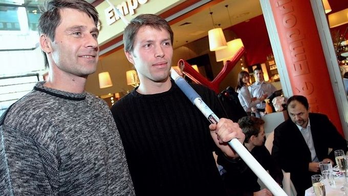 Nový majitel oštěpu Jana Železného Miroslav Kadavý (vpravo): "Je to pro mě velká čest."