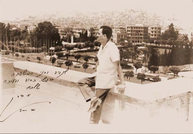 Eli Kohen alias Kamál Amín Tábí na zahradě své damašské vily v roce 1963.