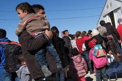 Stovky migrantů blokují v Řecku hlavní silnici do Makedonie. Žádají volný průchod přes hranici