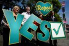 Mayová čelí tlaku legalizovat potraty v Severním Irsku. Po irském "Ano" na ni naléhá i ministryně