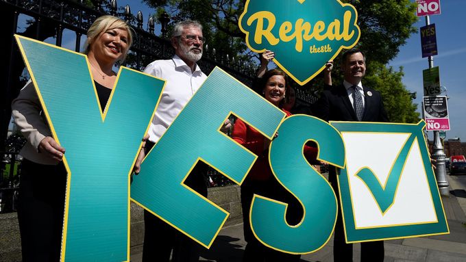 Záběr z kampaně před irským referendem.
