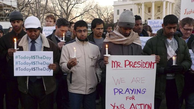 Demonstrující za zákony kontrolující držení zbraní stojí se svíčkami před Bílým domem ve Washingtonu.