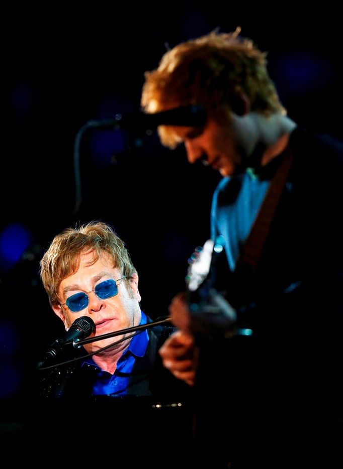 Na Grammy zahráli i Elton John a o několik generací mladší písničkář Ed Sheeran.