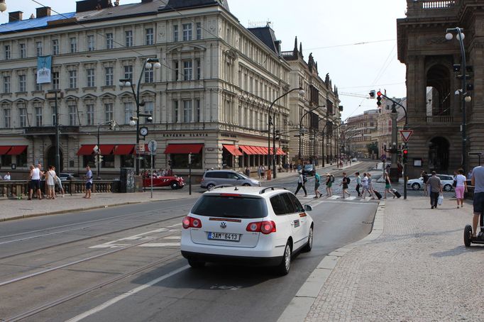 Chodník na mostě Legií by se měl o něco zúžit. Ubude tak riziko drobných dopravních nehod.