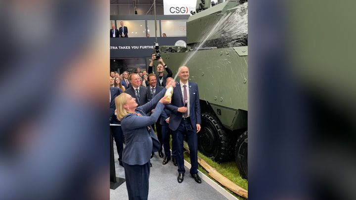Odšpuntováno. Černochová v Brně postříkala pandura a rozjela miliardovou zakázku; Zdroj foto: Ondřej Stratilík