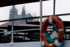 Rozlité toky uzavřely tři silnice, voda zatopuje sklepy