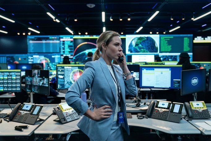 Rebecca Fergusonová jako kapitánka Olivie Walkerová ve filmu Dům plný dynamitu.