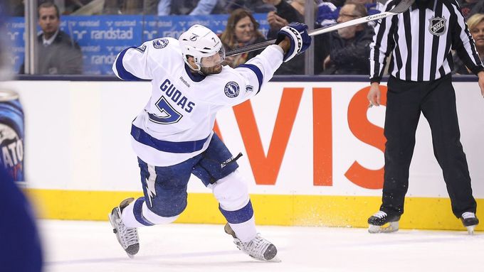 Radko Gudas pálí v zápase v Torontu.