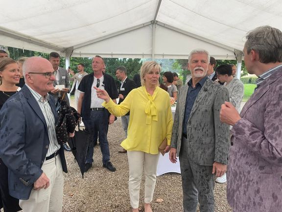 Prezident Petr Pavel s manželkou Evou při povídání s donátory, kteří podporují Nadaci VIA a Mezinárodní cenu vévody z Edinburghu.