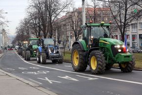 Foto: Přípitek mlékem a vzhůru na Hrad. Sedláci podpořili Drahoše traktorovou jízdou na "Kulaťák"