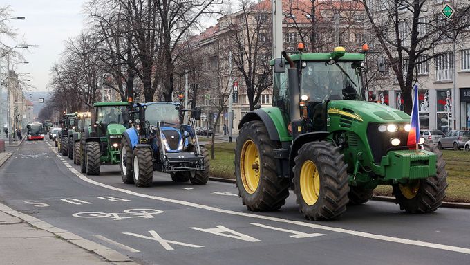 Foto: Přípitek mlékem a vzhůru na Hrad. Sedláci podpořili Drahoše traktorovou jízdou na "Kulaťák"