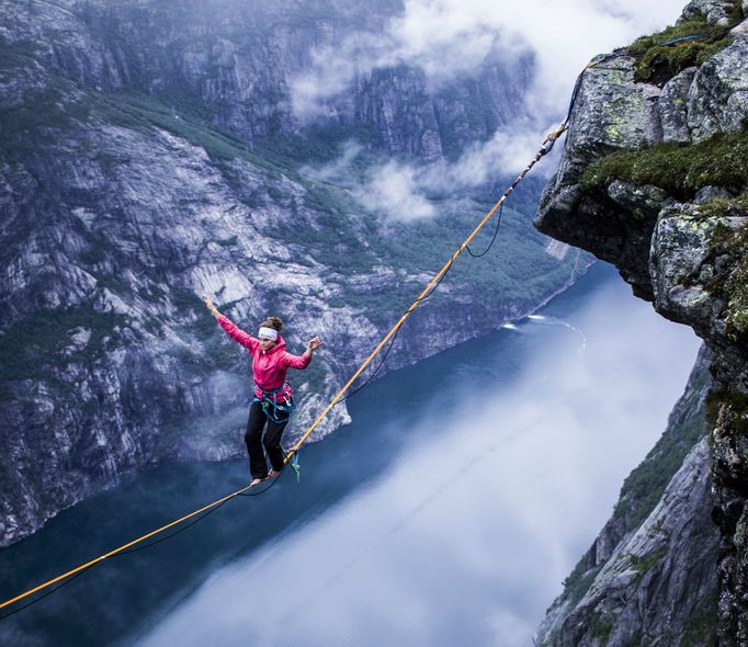 Snaží se udržet rovnováhu na dva a půl centimetru úzké lajně, pod kterou je jen hluboké údolí. Anna Hanuš Kuchařová propadla sportu slackline.