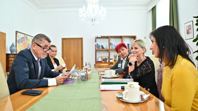 Premiér Andrej Babiš jednal s ředitelkami mateřských škol, které požadují více peněz na předškolní vzdělávání. (11. října 2019)