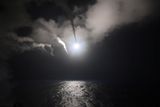Americký útok na syrskou základnu se odehrál v pátek před 4:00 SEČ. Na snímku střely Tomahawk odpalované z torpédoborce USS Porter (DDG 78).