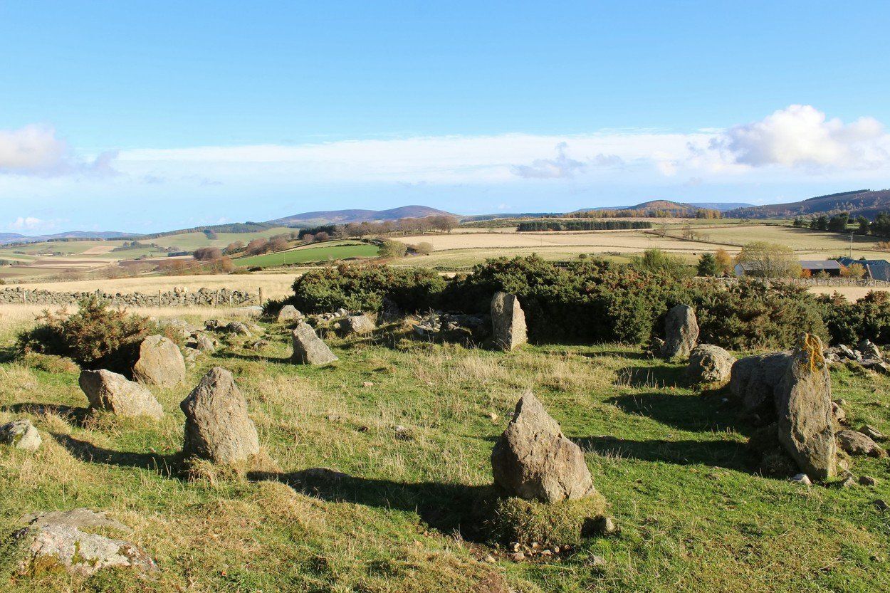 Kruh z kamenů ležící v osadě Leochel-Cushnie