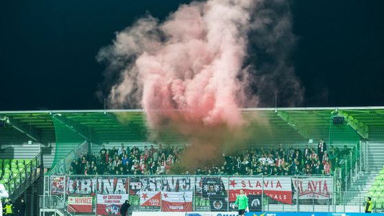 Fanoušci Slavie při utkání v Karviné