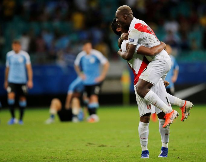 Radost fotbalistů Peru po postupu do semifinále.