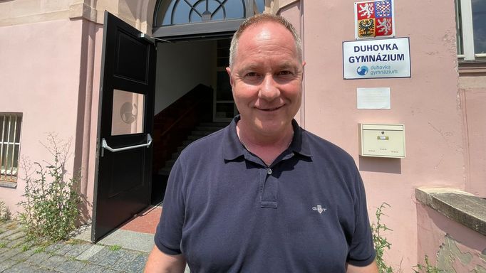 Poslanec STAN Petr Gazdík před vchodem do budovy soukromého gymnázia Duhovka v pražských Holešovicích, ve kterém je ředitelem.